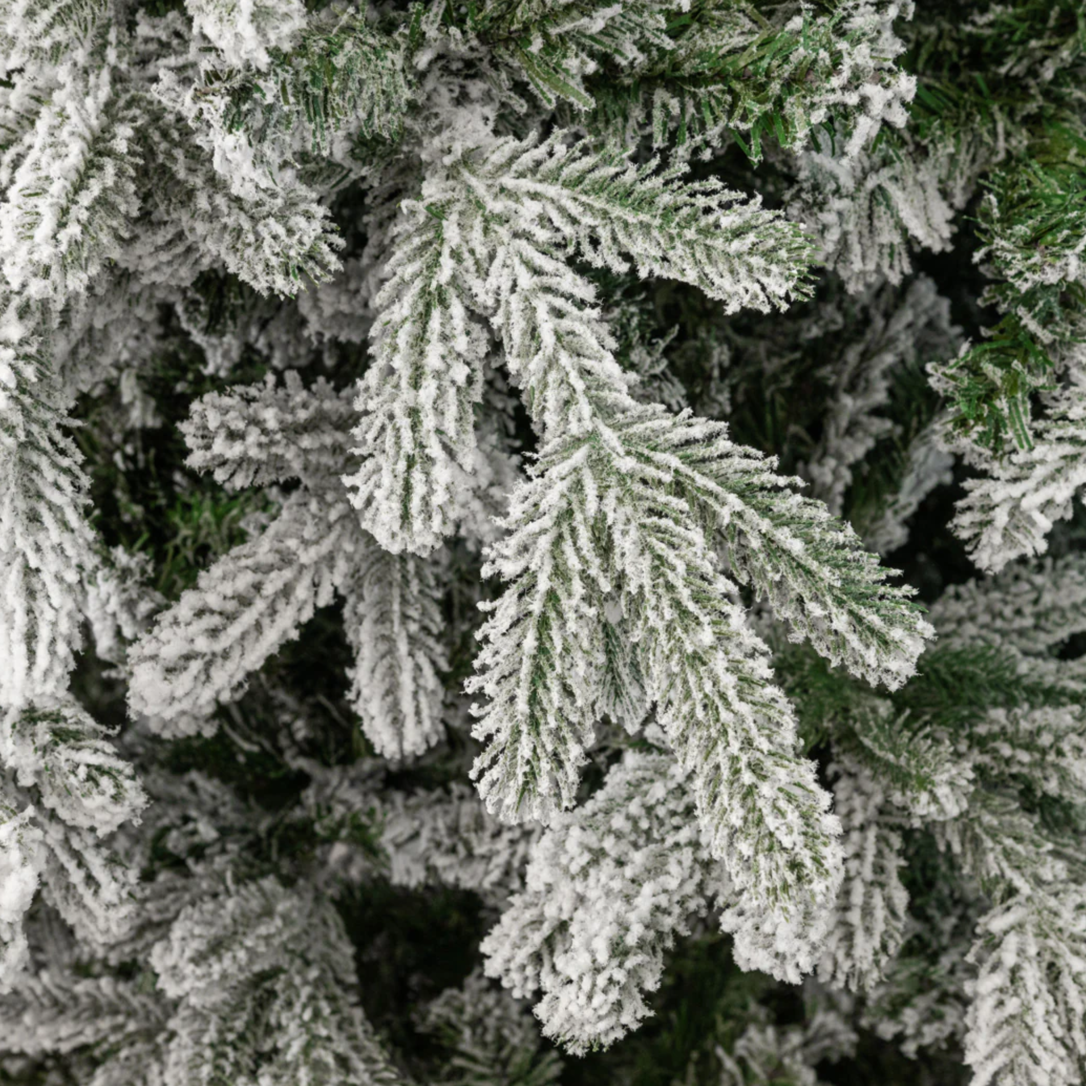 Albero di Natale innevato "Piuma" in PE effetto Real Touch + Flock di altissima qualità