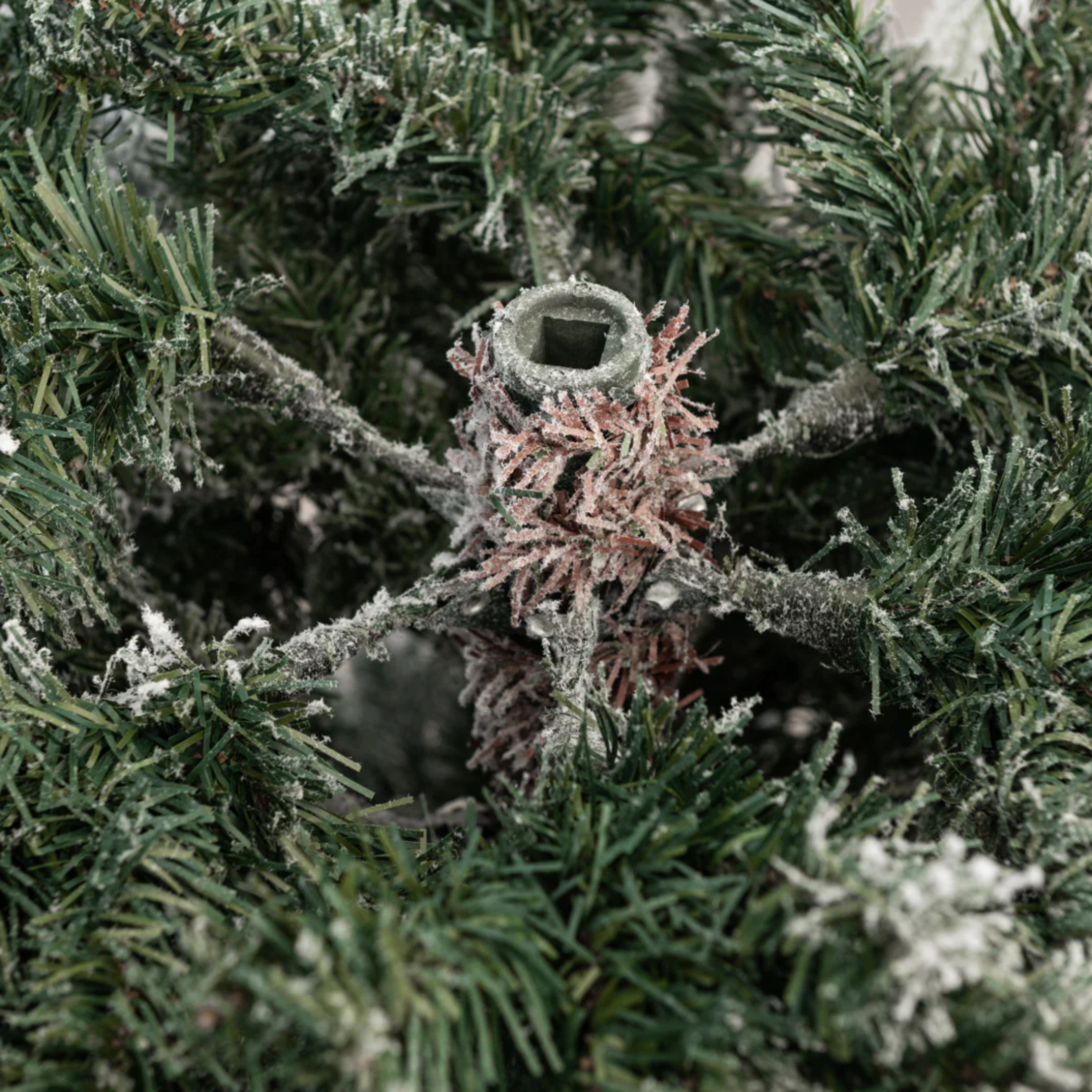 Albero di Natale innevato "Piuma" in PE effetto Real Touch + Flock di altissima qualità