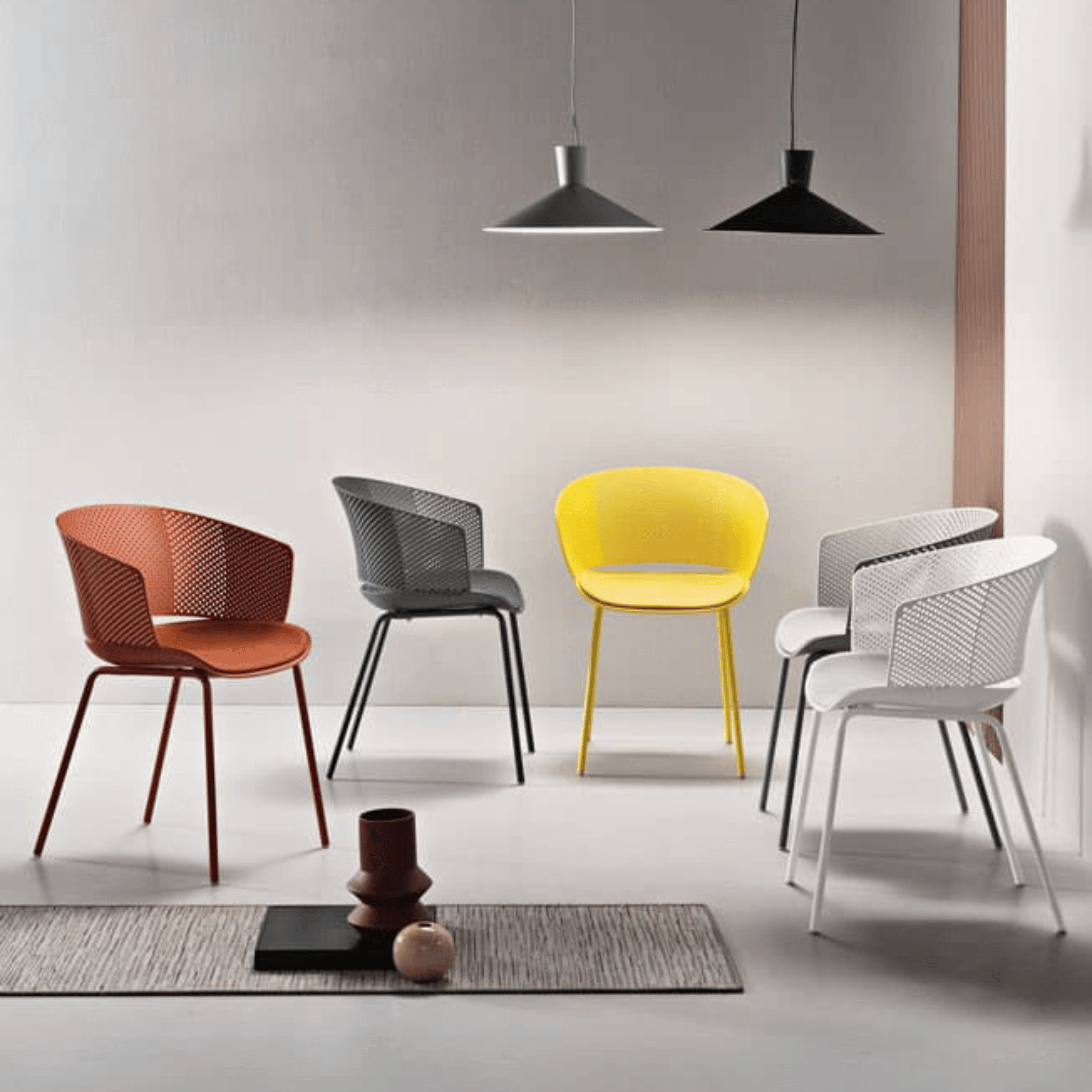 Set sedie moderne in polipropilene "Cutolo" con seduta imbottita cm 59x53 78h