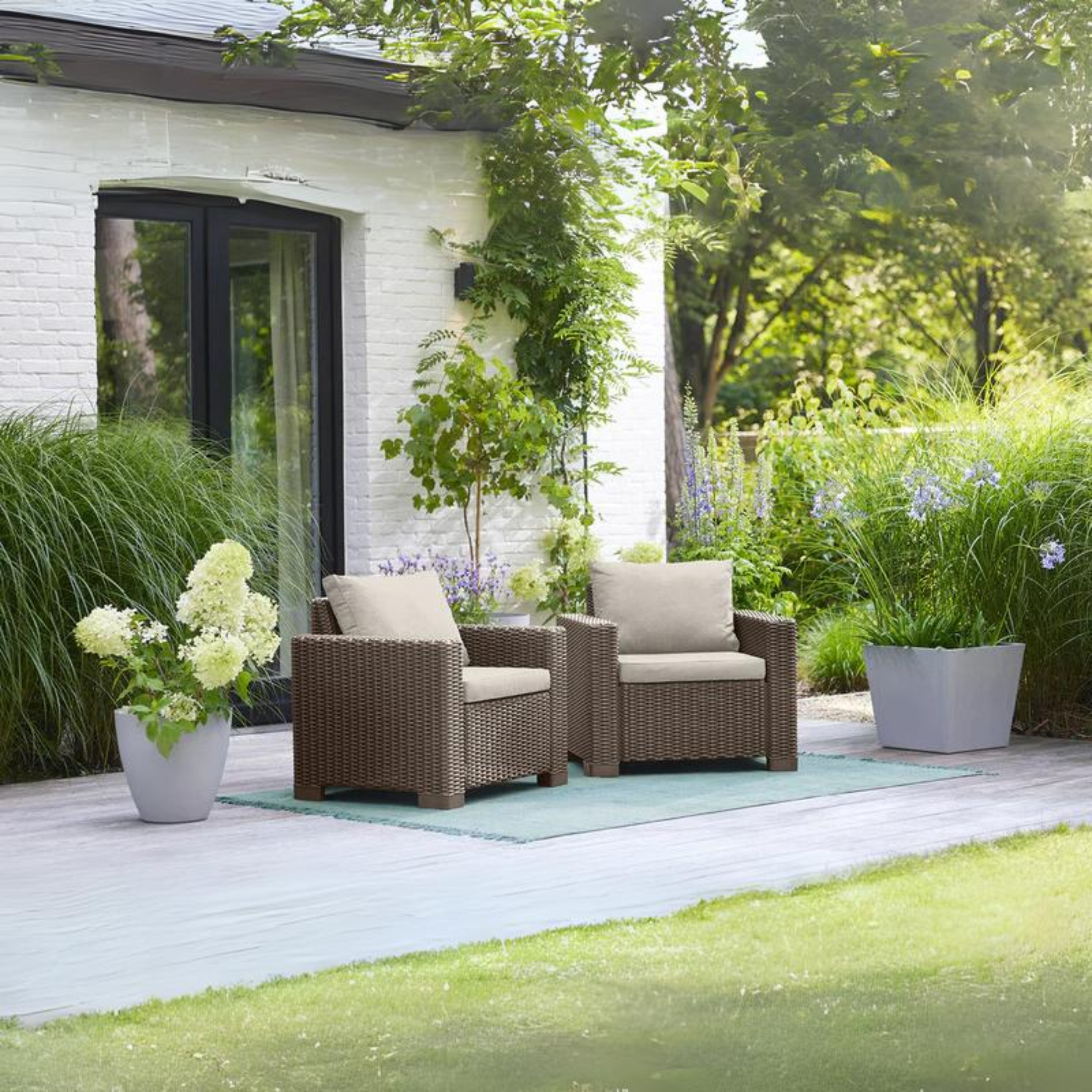 Lot de 2 fauteuils de jardin "California" en résine effet rotin avec coussins 83x68 cm 72h