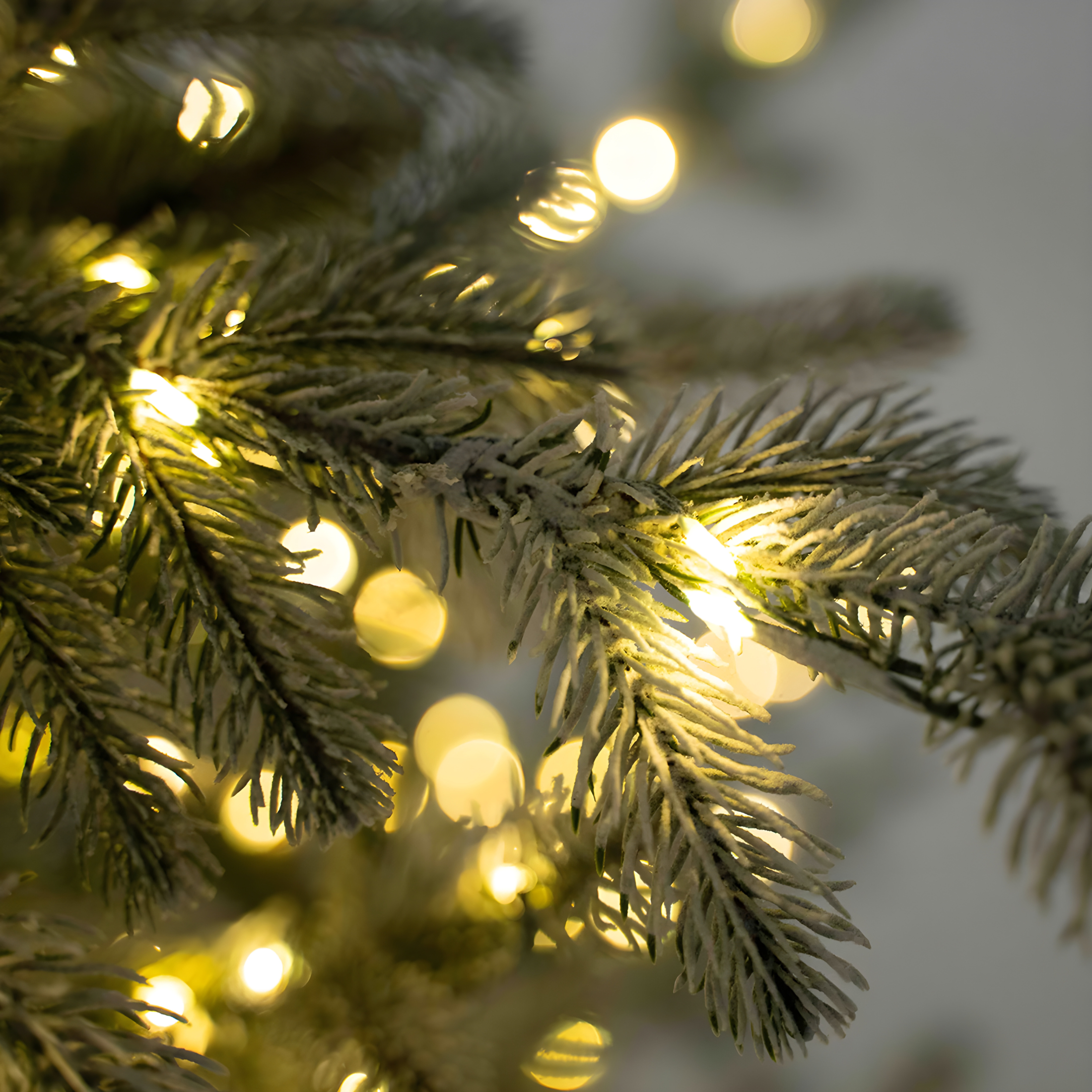 Albero di Natale innevato "Sistem flok" con micro led in PE effetto Real Touch + PVC + Flock