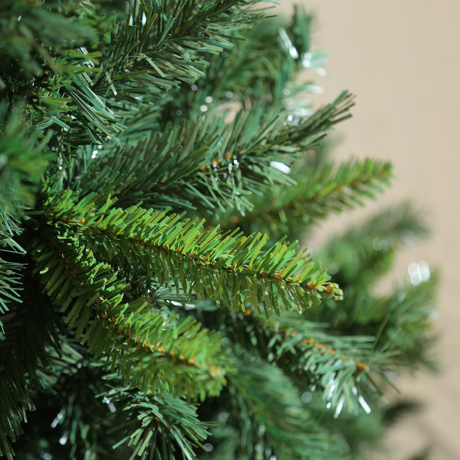 Árbol de Navidad "Cheminée" de PVC de muy alta calidad con efecto realista.