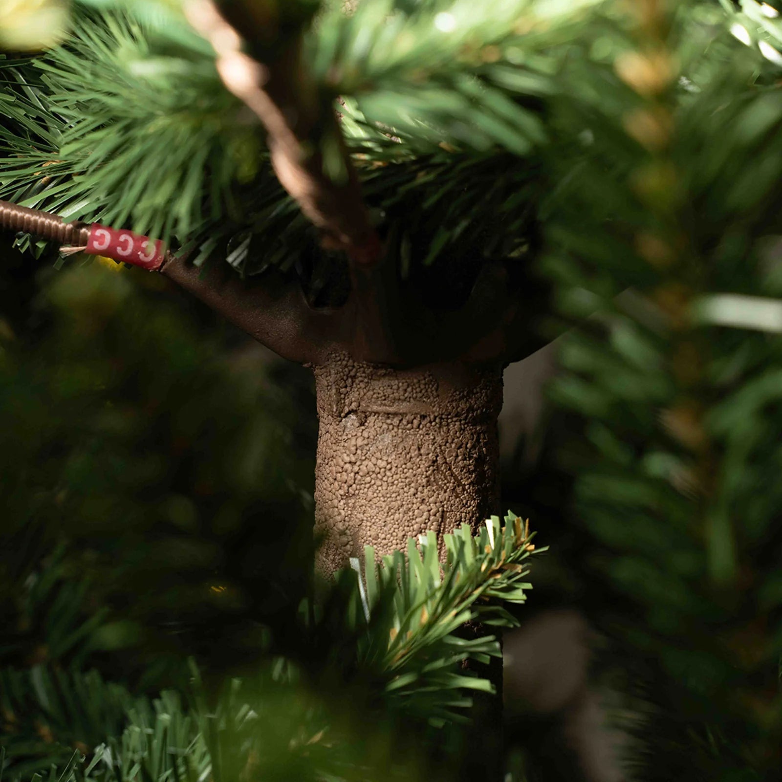 Albero di natale "Stromboli" con Led e Tronco Marrone 80% PE Effetto Real Touch cm 210