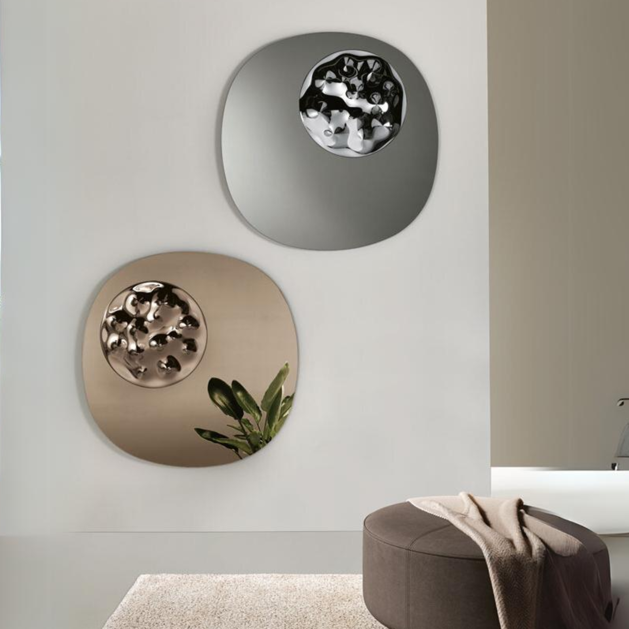 Espejo moderno en forma de "Bijou" con inserto de vidrio ondulado.