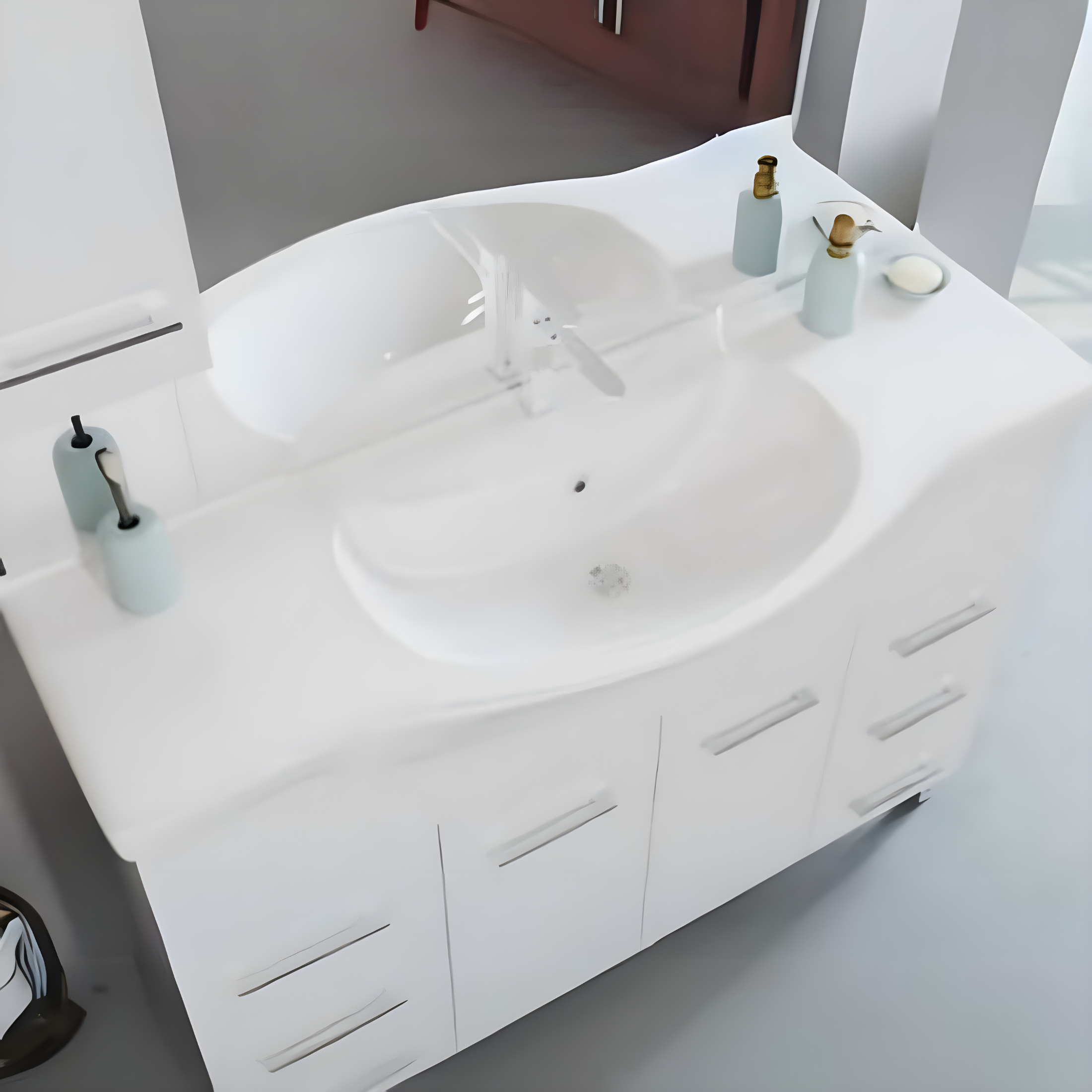 Mobili bagno "Kiro" in nobilitato con finitura bianco lucido , lavabo in ceramica da incasso e specchio