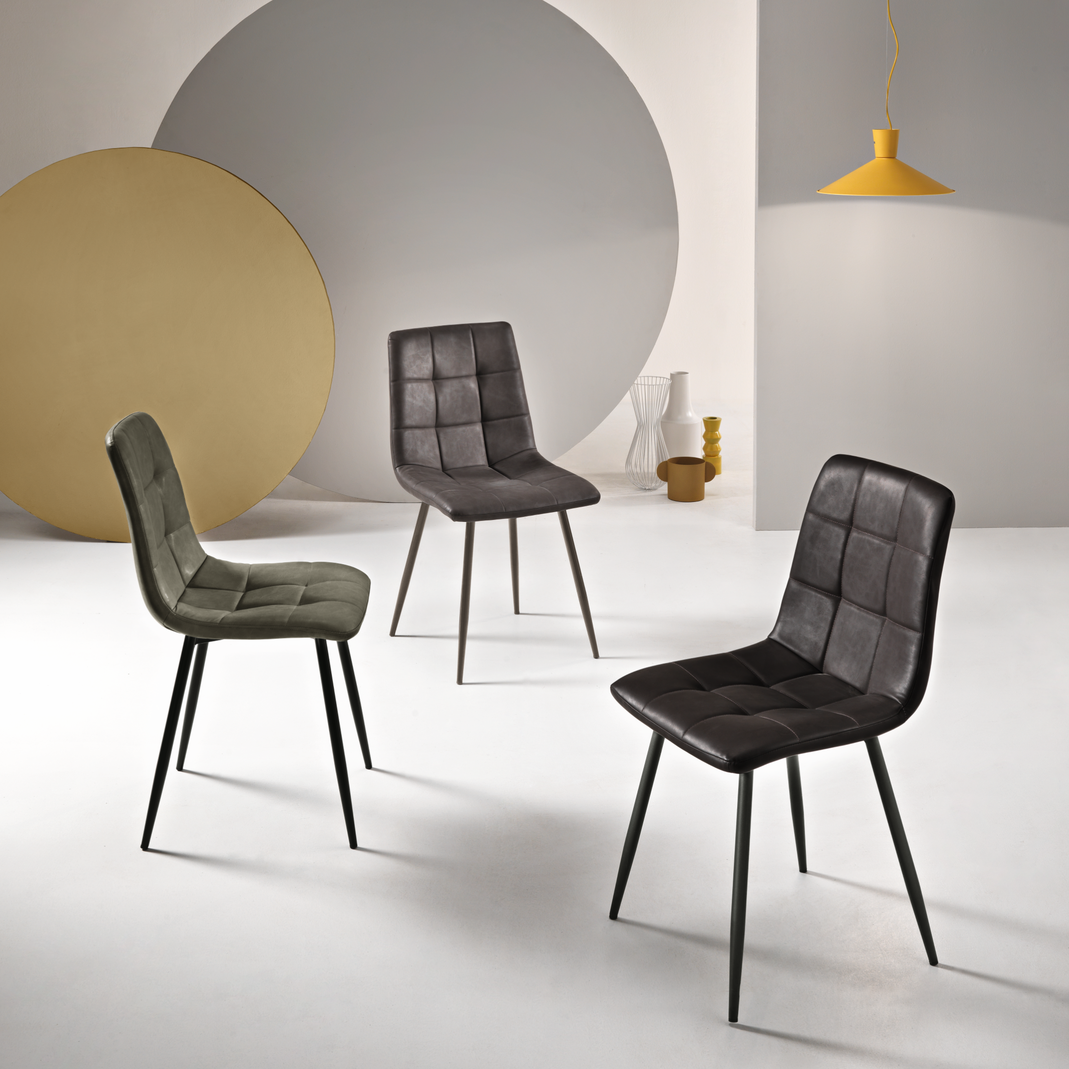 Silla moderna "Arca" estructura de metal pintado asiento en ecopiel efecto soft touch 45x53 cm 88h