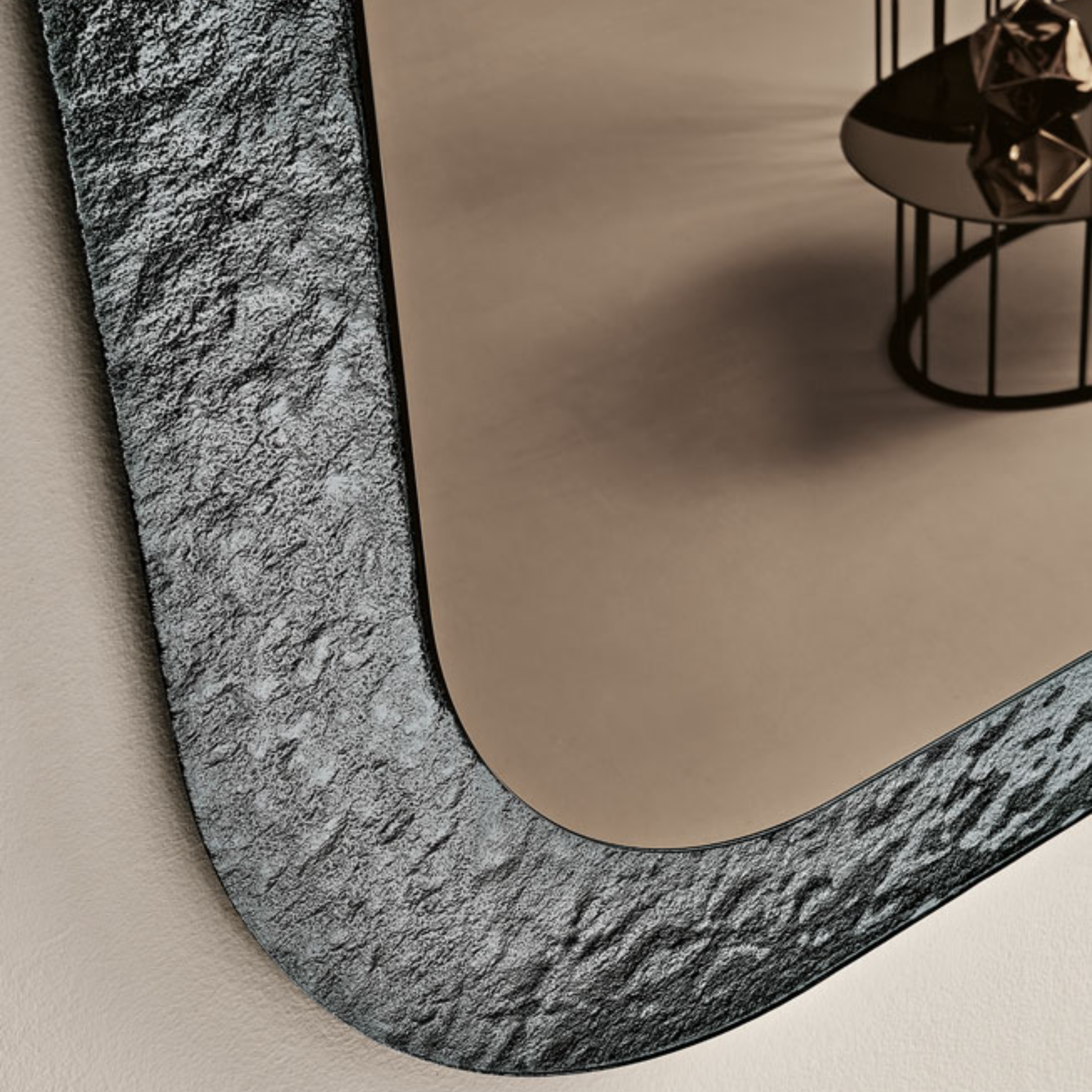 Miroir mural en forme de "Volta" avec cadre en verre martelé 120x120h cm