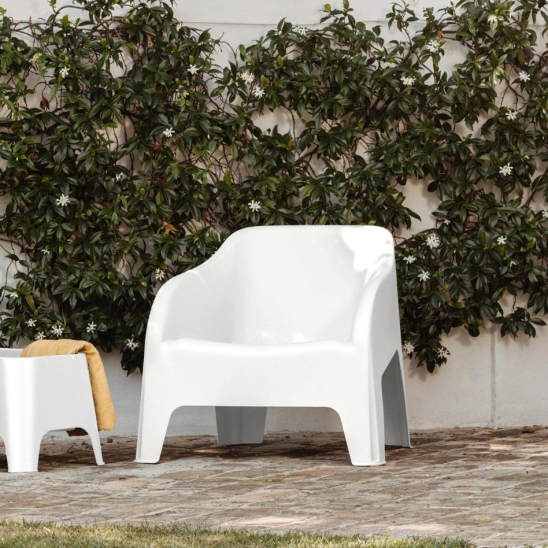 Poltrona in resina per esterni Polignano sedia impilabile da giardino
